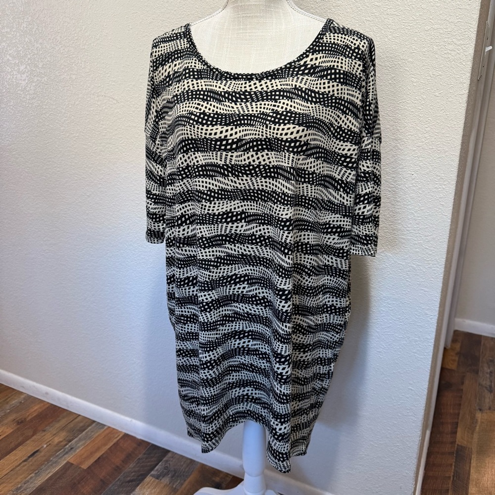 🤠 3/$20 LuLaRoe - Irma - Black and Tan Patterned Top - Size Medium - NWT